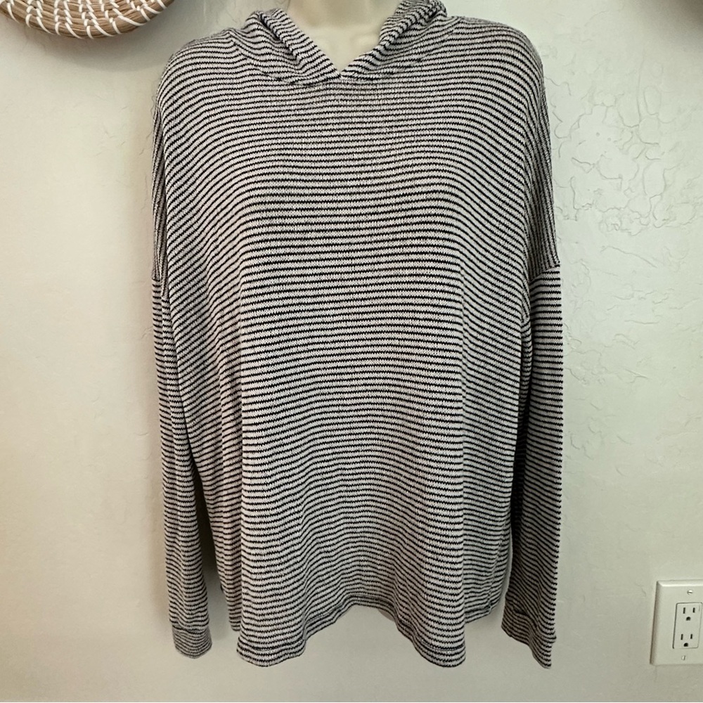 FOREVER 21 Black and White Striped Lightweight Knit Sweater w/Hood. Size Medium